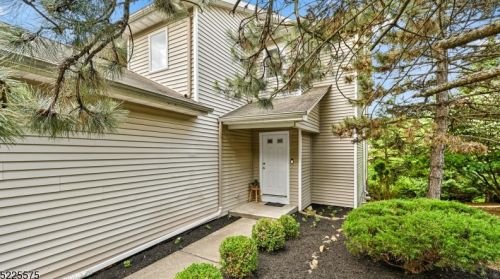704 Skyline Dr, Paterson, NJ 07508-1030