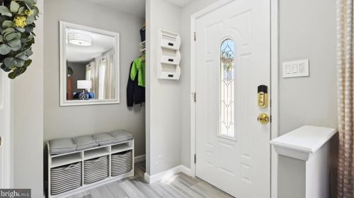 355 James St, Falls Church, VA 22046-4125