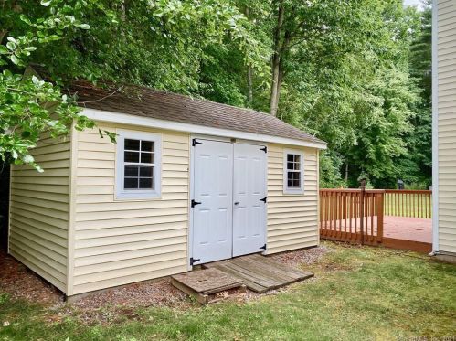 15 Fitch Meadow Ln, Wapping CT  06074-1018 exterior