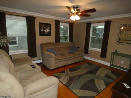 1128 Gress St, Manville, NJ 08835-1133