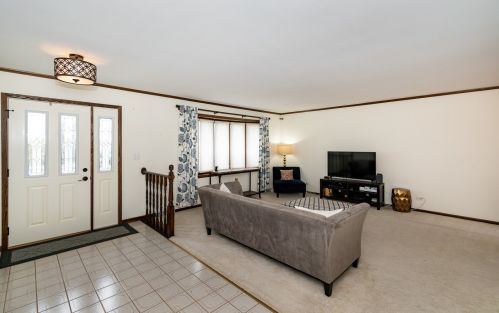 911 Dearborn Cir, Carol Stream, IL 60188-9311