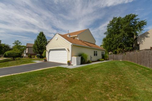 32 Magnolia Dr, Streamwood, IL 60107-3304