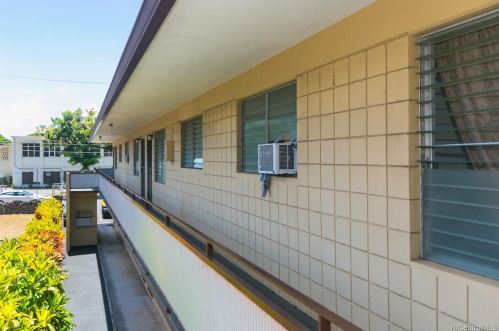 940 Punahou St, Honolulu HI  96826-2555 exterior