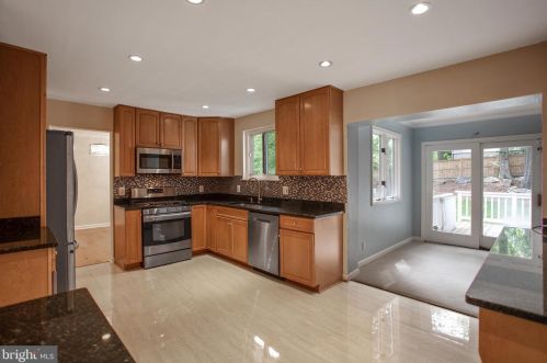 6812 Landor Ln, Springfield VA  22152-3333 exterior