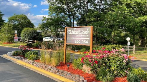 948 Old Willow Rd, Wheeling IL  60070-2424 exterior