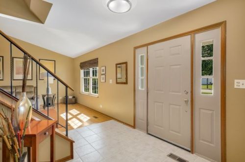 685 Paxton Pl, Carol Stream, IL 60188-9245