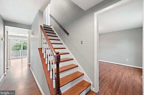 1102 Burwick Dr, Herndon, VA 20170-3436