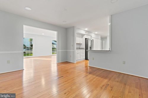 5835 Oakland Park Dr, Springfield VA  22015-2438 exterior