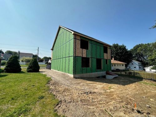 41 Newport Ave, Huntington, CT 06484-5521