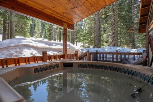 14165 Copenhagen Dr, Truckee CA  96161-6634 exterior