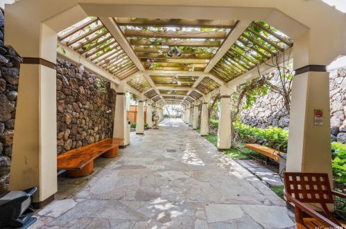 2470 Kalakaua Ave, Honolulu HI  96815-3265 exterior