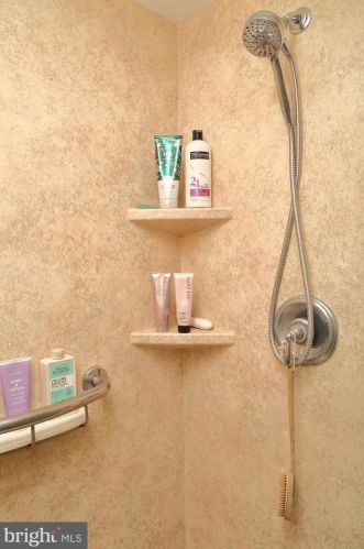 207 Valleybrook Dr, Lancaster PA  17601-4623 exterior