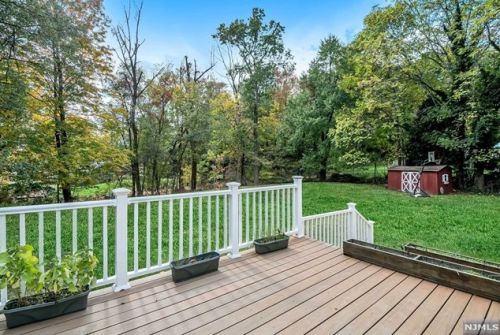 20 Pinehill Dr, Upper Saddle River, NJ 07458-1915