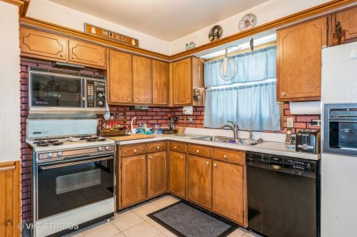 7 Linda Ln, Streamwood, IL 60107-1335