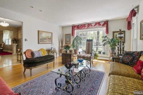 17 Colonial Dr, Allendale, NJ 07401-1401