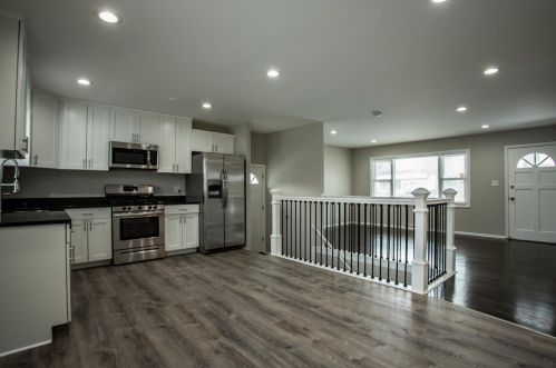 756 70th Pl, Gary, IN 46410-3447