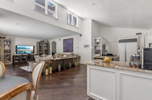 1566 Hillside Dr, Glendale CA  91208-2456 exterior