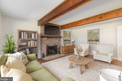 1112 Trotting Horse Ln, Great Falls, VA 22066-2014