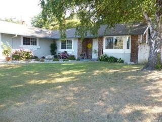 208 Alamo Dr, Vacaville, CA 95688-2424