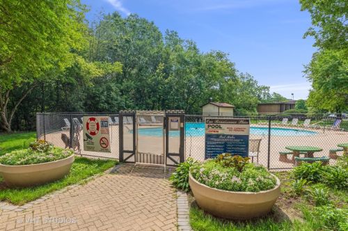 1 Renaissance Pl, Palatine IL  60067-3642 exterior