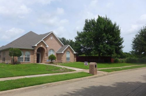 102 Somerset Dr, Garland TX  75040-1156 exterior