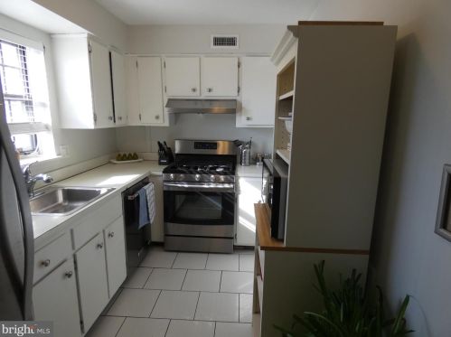 98 Valleybrook Dr, Lancaster PA  17601-4620 exterior