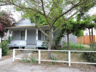204 1st St, Talent, OR