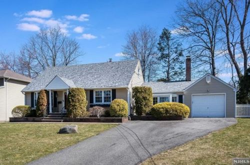 39 Gibson Pl, Ridgewood, NJ 07452-3508