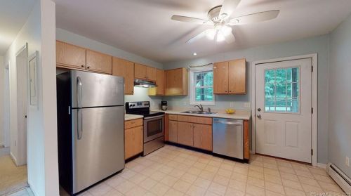 34 Iron St, Gales Ferry, CT 06339-1553