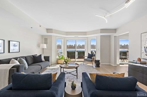 102 Adams Ct, Edgewater, NJ 07020-1651