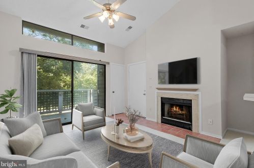 11739 Summerchase Cir, Herndon, VA 20194-1145