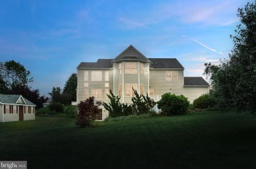 2891 Judith Ct, York, PA 17408-8784