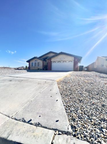26969 Lakeview Dr, Helendale, CA 92342-7808