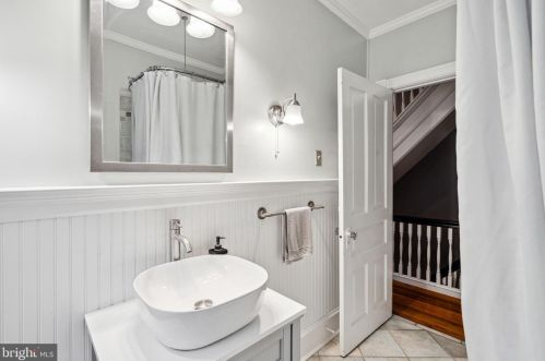 25 Gravers Ln, Philadelphia PA 19118-0041 exterior