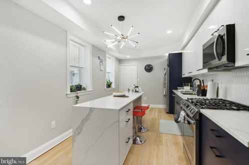 2037 6 St, Philadelphia PA 19140-4528 exterior