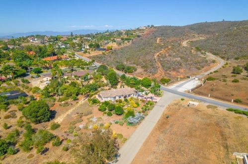 2021 Pleasant Heights Dr, Vista CA  92084-2844 exterior