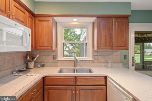 1046 Devonshire Rd, Lancaster PA  17601-1609 exterior