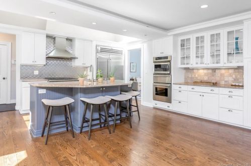 30 Carrington Dr, Greenwich CT  06831-3119 exterior