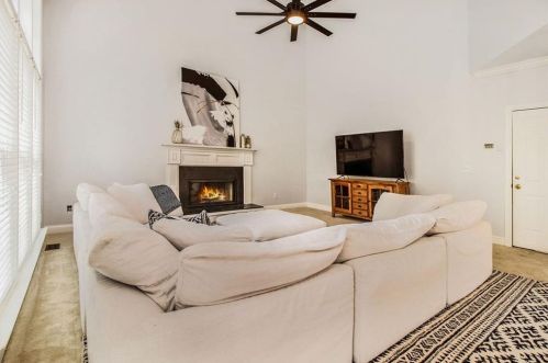 5428 Glencastle Way, Suwanee GA  30024-4125 exterior