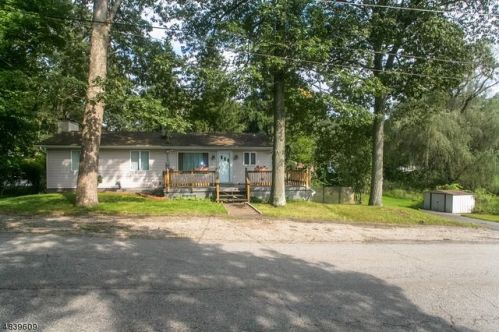 121 Brown Trl, Hopatcong, NJ 07843-1022