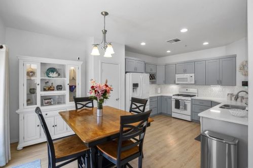 812 Daybreak Pl, Vista CA  92084-3347 exterior