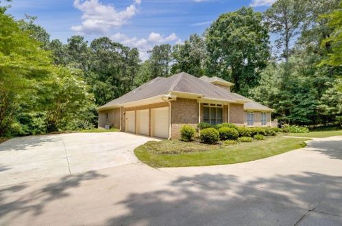 1988 Fairgreen Dr, Stone Mountain, GA 30087-1400