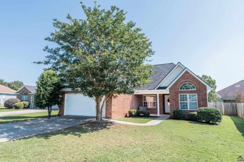 215 Sunnymeade Dr, Warner Robins, GA 31093-8952