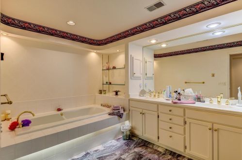 902 Highview Cir, Saint Paul MN  55118-3687 exterior