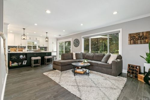 912 Farmer Ln, Placentia, CA 92870-4243