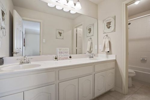 5724 Diamond Valley Dr, Fort Worth TX  76179-7607 exterior