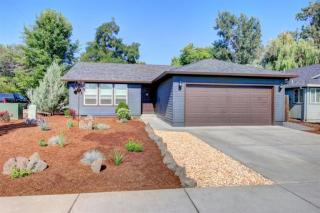 401 Spring Valley Dr, Medford, OR 97501-1813