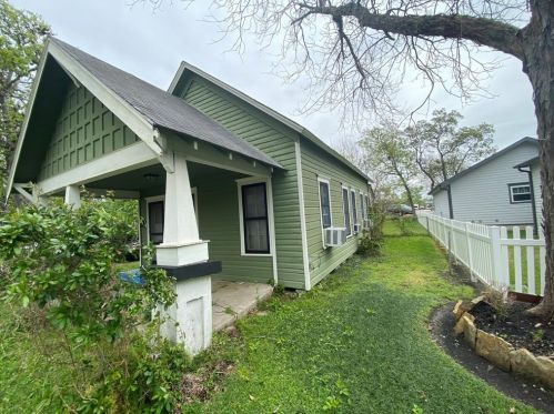 207 1st St, Morgans Point TX  77571-3403 exterior