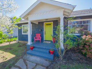 9034 Pine St, Portland, OR 97216-1565