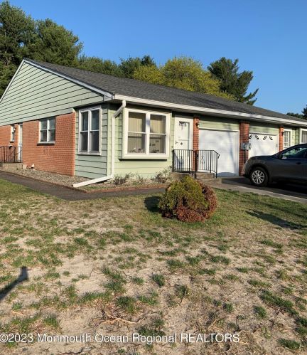 4 Crockett Ln, Lakehurst, NJ 08759-1645